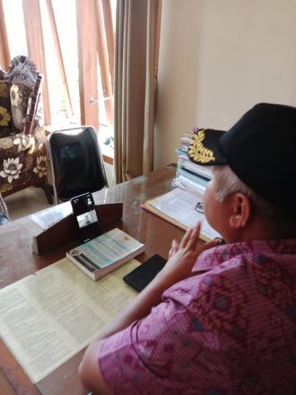 PERBEKEL DESA MADENAN MENGIKUTI ZOOM MEETING